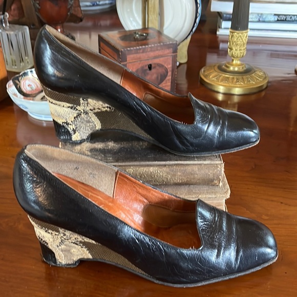Stuart Weitzman Shoes - 1980s Snakeskin Wedge Heel In black and Tan Stuart Weitzman